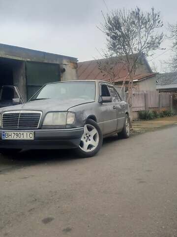 Серый Мерседес Е-Класс, объемом двигателя 2.2 л и пробегом 500 тыс. км за 2500 $, фото 1 на Automoto.ua