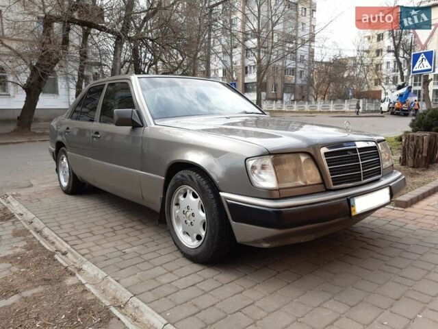 Серый Мерседес Е-Класс, объемом двигателя 2 л и пробегом 431 тыс. км за 3000 $, фото 1 на Automoto.ua