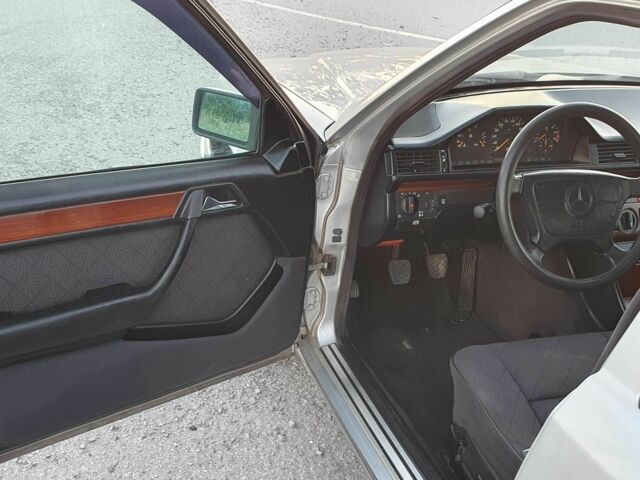 Сірий Мерседес Е-Клас, об'ємом двигуна 2 л та пробігом 400 тис. км за 3300 $, фото 1 на Automoto.ua