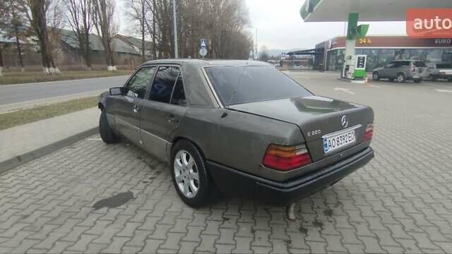Серый Мерседес Е-Класс, объемом двигателя 2.2 л и пробегом 399 тыс. км за 2000 $, фото 1 на Automoto.ua