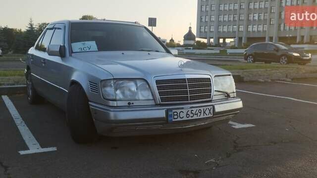 Серый Мерседес Е-Класс, объемом двигателя 2.5 л и пробегом 579 тыс. км за 3900 $, фото 1 на Automoto.ua