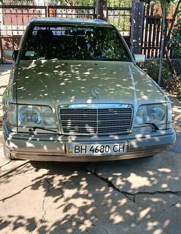 Сірий Мерседес Е-Клас, об'ємом двигуна 2.8 л та пробігом 391 тис. км за 3650 $, фото 1 на Automoto.ua