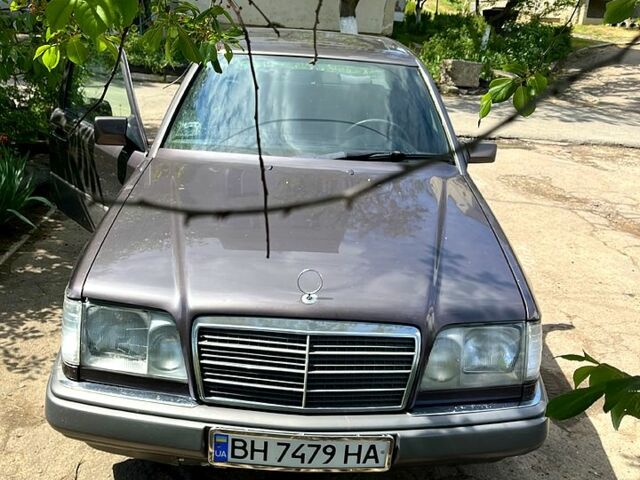 Серый Мерседес Е-Класс, объемом двигателя 2 л и пробегом 269 тыс. км за 3600 $, фото 1 на Automoto.ua