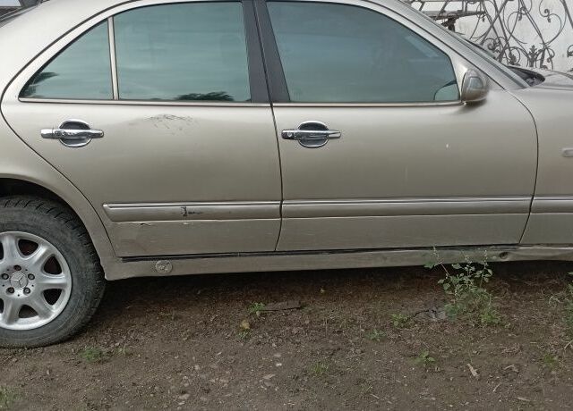 Сірий Мерседес Е-Клас, об'ємом двигуна 0 л та пробігом 400 тис. км за 502 $, фото 1 на Automoto.ua