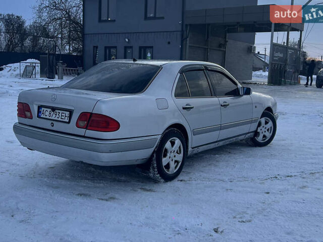 Сірий Мерседес Е-Клас, об'ємом двигуна 2 л та пробігом 999 тис. км за 3999 $, фото 1 на Automoto.ua