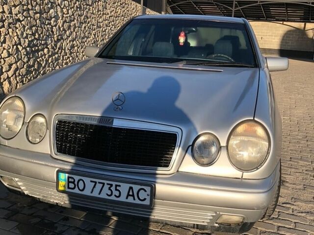Сірий Мерседес Е-Клас, об'ємом двигуна 2 л та пробігом 300 тис. км за 3000 $, фото 1 на Automoto.ua