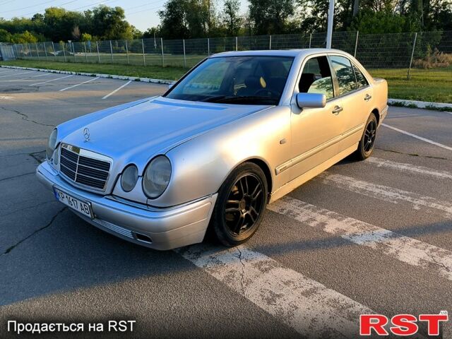 Серый Мерседес Е-Класс, объемом двигателя 2.2 л и пробегом 300 тыс. км за 2500 $, фото 1 на Automoto.ua