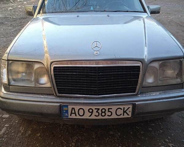 Сірий Мерседес Е-Клас, об'ємом двигуна 2 л та пробігом 400 тис. км за 1900 $, фото 1 на Automoto.ua