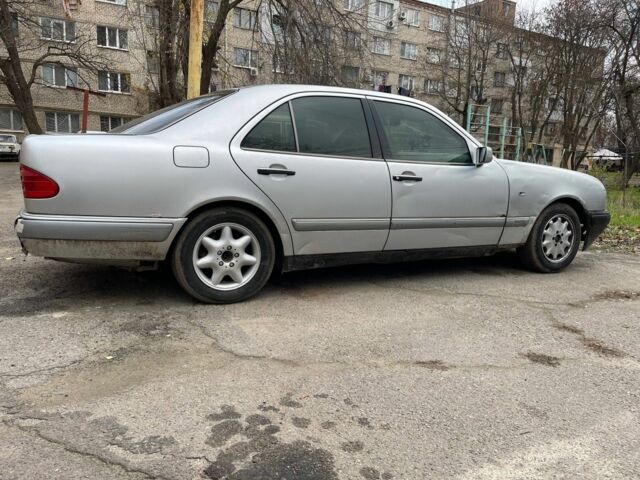 Сірий Мерседес Е-Клас, об'ємом двигуна 2 л та пробігом 400 тис. км за 1000 $, фото 1 на Automoto.ua