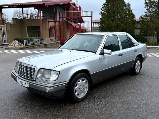 Серый Мерседес Е-Класс, объемом двигателя 2 л и пробегом 307 тыс. км за 1900 $, фото 1 на Automoto.ua