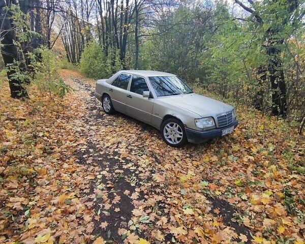 Серый Мерседес Е-Класс, объемом двигателя 2.2 л и пробегом 275 тыс. км за 2100 $, фото 1 на Automoto.ua