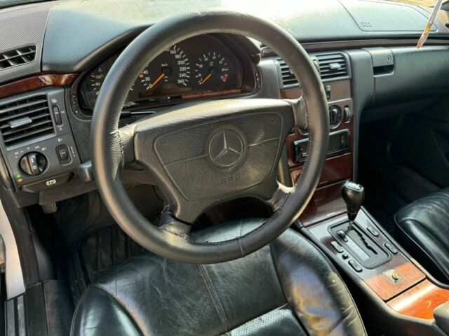 Сірий Мерседес Е-Клас, об'ємом двигуна 3.2 л та пробігом 430 тис. км за 4200 $, фото 1 на Automoto.ua