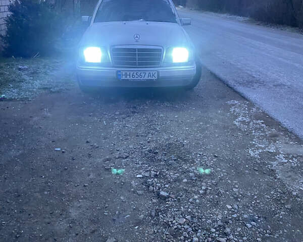 Сірий Мерседес Е-Клас, об'ємом двигуна 2 л та пробігом 520 тис. км за 2700 $, фото 1 на Automoto.ua
