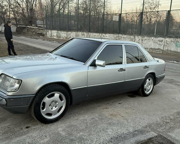 Серый Мерседес Е-Класс, объемом двигателя 2.2 л и пробегом 465 тыс. км за 4300 $, фото 1 на Automoto.ua