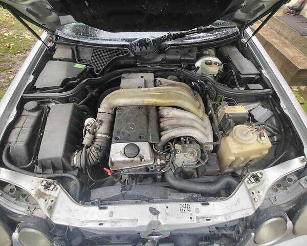 Сірий Мерседес Е-Клас, об'ємом двигуна 3 л та пробігом 413 тис. км за 2500 $, фото 1 на Automoto.ua