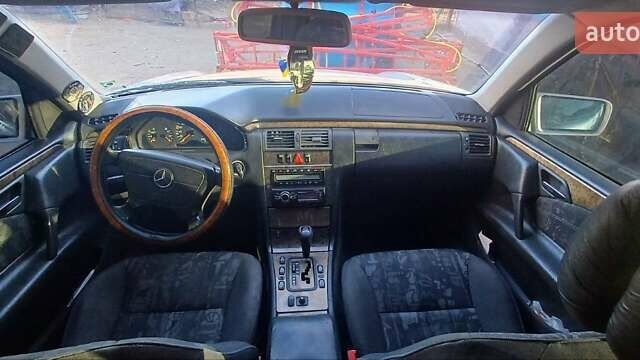 Сірий Мерседес Е-Клас, об'ємом двигуна 3.2 л та пробігом 200 тис. км за 2800 $, фото 1 на Automoto.ua