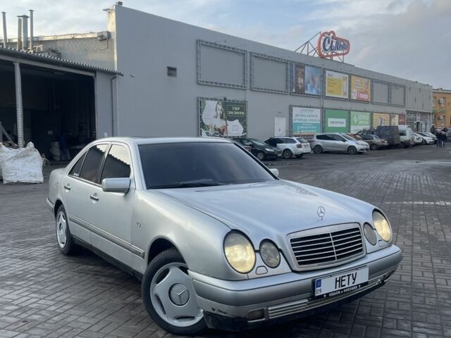 Серый Мерседес Е-Класс, объемом двигателя 0 л и пробегом 322 тыс. км за 3200 $, фото 1 на Automoto.ua