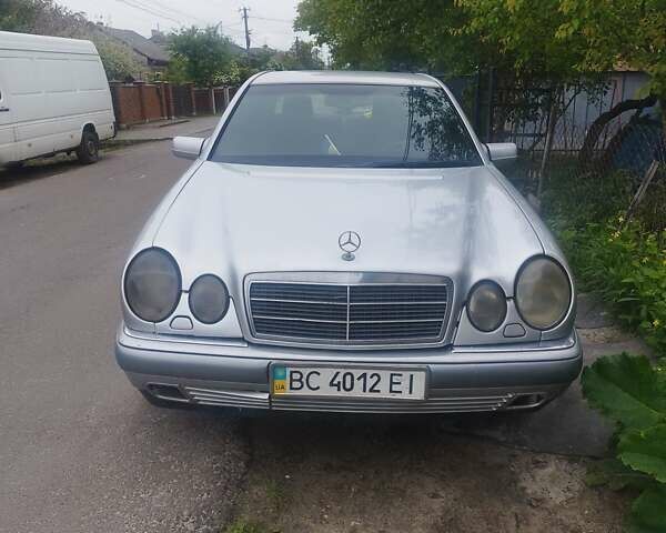 Серый Мерседес Е-Класс, объемом двигателя 2 л и пробегом 450 тыс. км за 3200 $, фото 1 на Automoto.ua