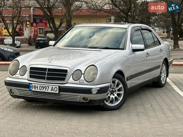 Серый Мерседес Е-Класс, объемом двигателя 2.8 л и пробегом 269 тыс. км за 3400 $, фото 1 на Automoto.ua
