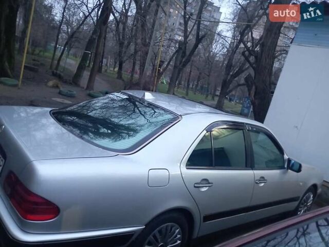Серый Мерседес Е-Класс, объемом двигателя 2.8 л и пробегом 335 тыс. км за 2600 $, фото 1 на Automoto.ua
