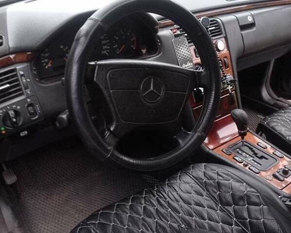 Сірий Мерседес Е-Клас, об'ємом двигуна 2.2 л та пробігом 380 тис. км за 3400 $, фото 1 на Automoto.ua