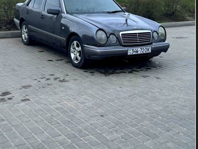 Серый Мерседес Е-Класс, объемом двигателя 2.3 л и пробегом 300 тыс. км за 1500 $, фото 1 на Automoto.ua