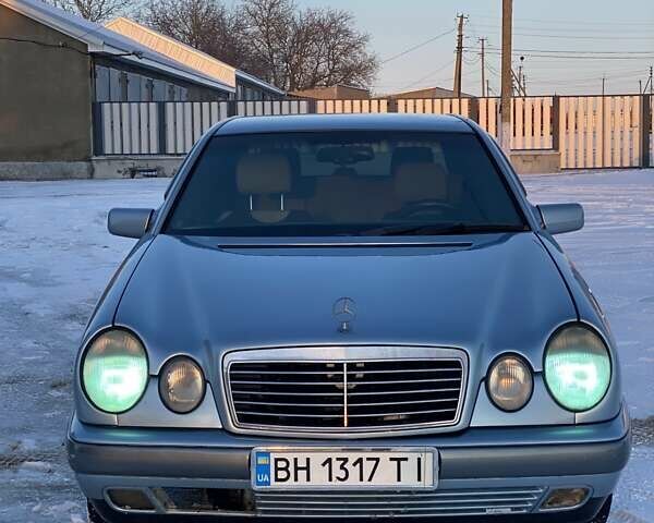 Серый Мерседес Е-Класс, объемом двигателя 2 л и пробегом 300 тыс. км за 2800 $, фото 1 на Automoto.ua