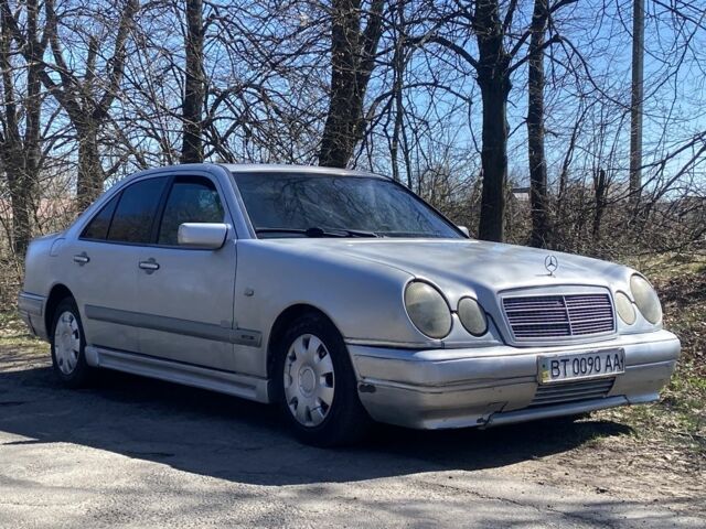Серый Мерседес Е-Класс, объемом двигателя 2 л и пробегом 310 тыс. км за 1950 $, фото 1 на Automoto.ua