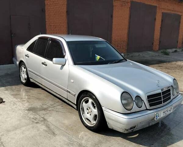 Серый Мерседес Е-Класс, объемом двигателя 2 л и пробегом 210 тыс. км за 2500 $, фото 1 на Automoto.ua