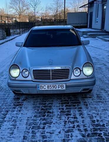 Серый Мерседес Е-Класс, объемом двигателя 2 л и пробегом 344 тыс. км за 3300 $, фото 1 на Automoto.ua