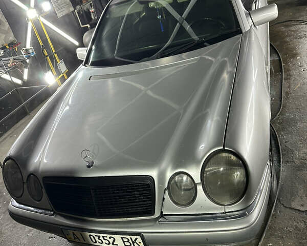 Серый Мерседес Е-Класс, объемом двигателя 2 л и пробегом 150 тыс. км за 2850 $, фото 1 на Automoto.ua