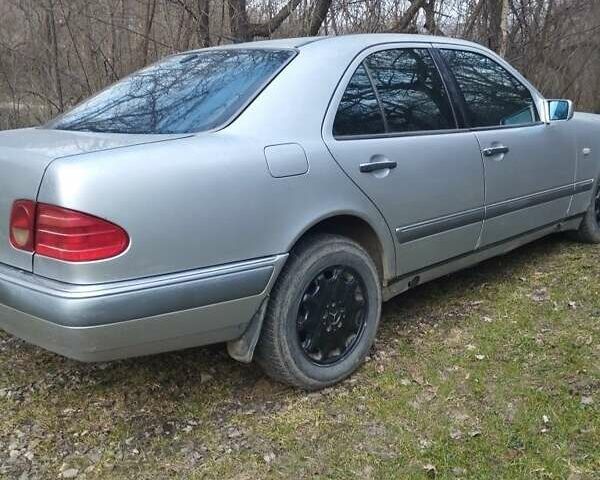 Сірий Мерседес Е-Клас, об'ємом двигуна 2.2 л та пробігом 550 тис. км за 2250 $, фото 1 на Automoto.ua