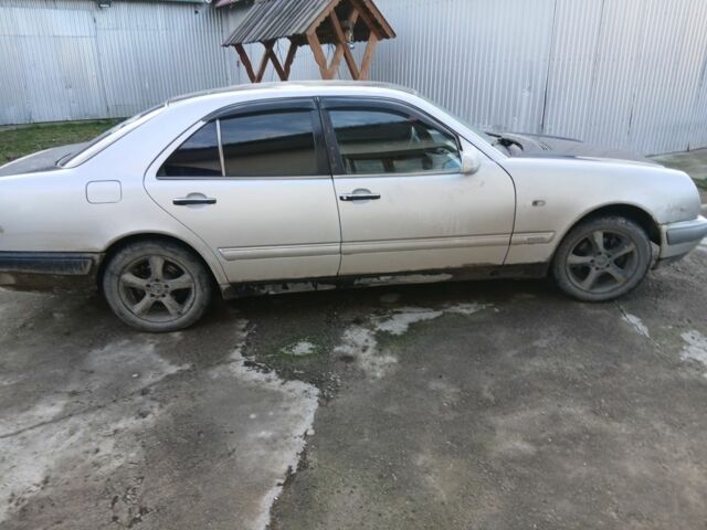 Сірий Мерседес Е-Клас, об'ємом двигуна 2.3 л та пробігом 350 тис. км за 3000 $, фото 1 на Automoto.ua