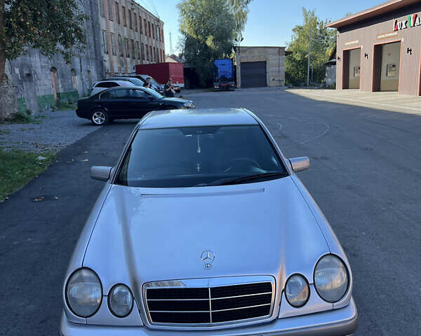 Сірий Мерседес Е-Клас, об'ємом двигуна 2 л та пробігом 440 тис. км за 2600 $, фото 1 на Automoto.ua