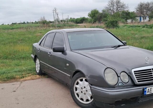 Серый Мерседес Е-Класс, объемом двигателя 2.3 л и пробегом 500 тыс. км за 2600 $, фото 1 на Automoto.ua