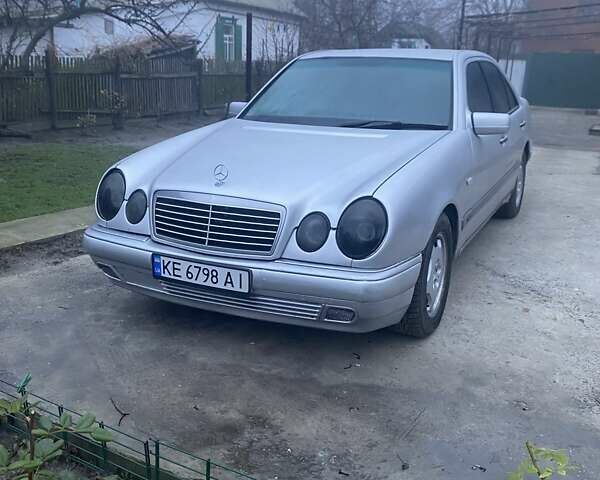 Серый Мерседес Е-Класс, объемом двигателя 2.4 л и пробегом 400 тыс. км за 2800 $, фото 1 на Automoto.ua