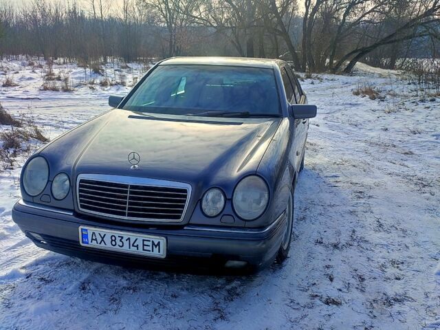 Сірий Мерседес Е-Клас, об'ємом двигуна 2 л та пробігом 290 тис. км за 2700 $, фото 1 на Automoto.ua