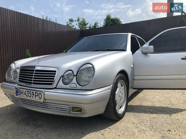 Серый Мерседес Е-Класс, объемом двигателя 3 л и пробегом 556 тыс. км за 4400 $, фото 1 на Automoto.ua