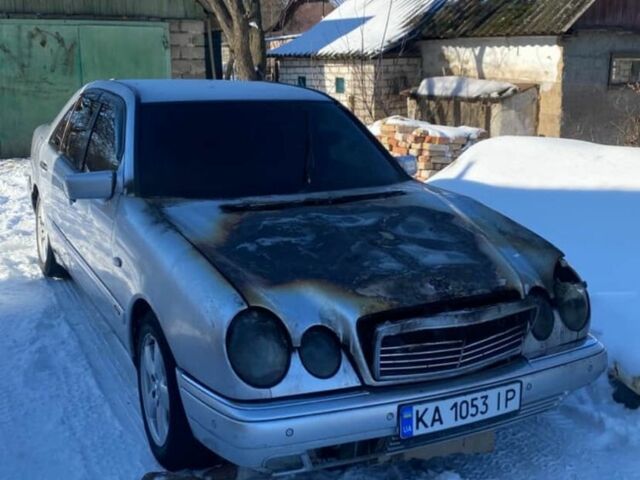 Сірий Мерседес Е-Клас, об'ємом двигуна 2 л та пробігом 300 тис. км за 899 $, фото 1 на Automoto.ua