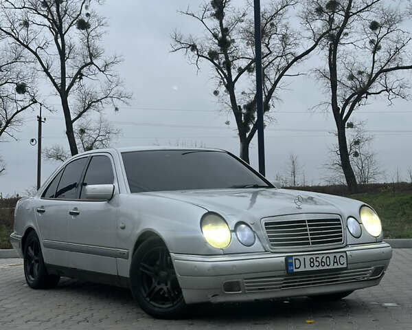 Сірий Мерседес Е-Клас, об'ємом двигуна 2 л та пробігом 360 тис. км за 2500 $, фото 1 на Automoto.ua