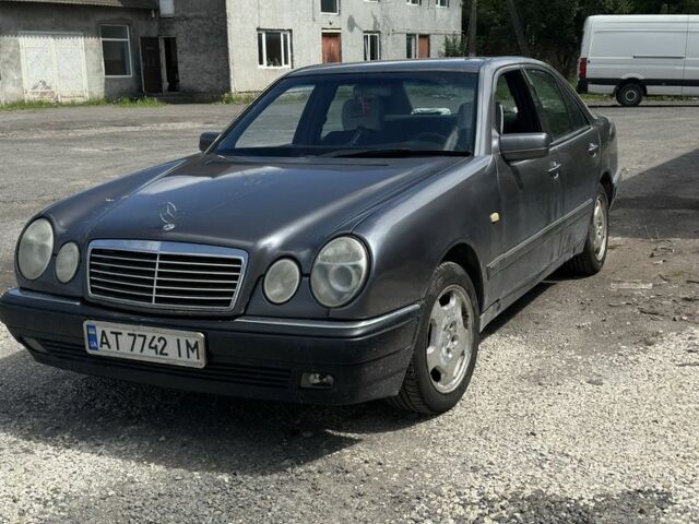 Сірий Мерседес Е-Клас, об'ємом двигуна 2 л та пробігом 1000 тис. км за 1999 $, фото 1 на Automoto.ua