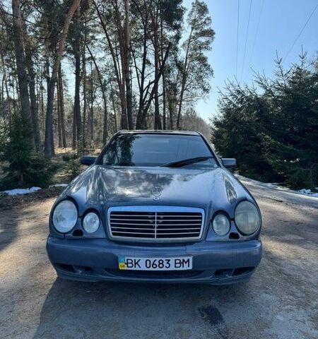 Серый Мерседес Е-Класс, объемом двигателя 3.2 л и пробегом 320 тыс. км за 2599 $, фото 1 на Automoto.ua