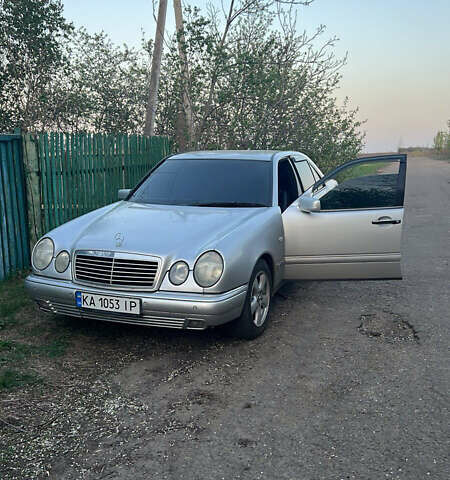 Серый Мерседес Е-Класс, объемом двигателя 2 л и пробегом 345 тыс. км за 3500 $, фото 1 на Automoto.ua