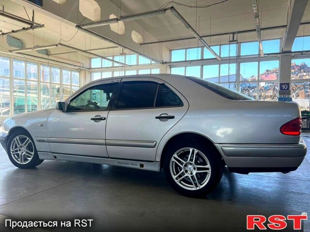 Серый Мерседес Е-Класс, объемом двигателя 3.2 л и пробегом 0 тыс. км за 3000 $, фото 1 на Automoto.ua