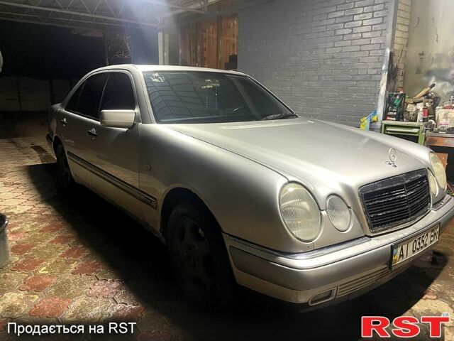 Сірий Мерседес Е-Клас, об'ємом двигуна 2 л та пробігом 150 тис. км за 3500 $, фото 1 на Automoto.ua