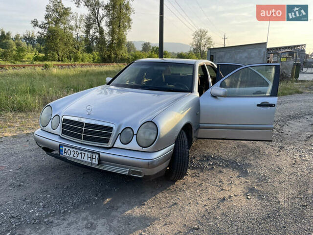 Сірий Мерседес Е-Клас, об'ємом двигуна 2 л та пробігом 236 тис. км за 1850 $, фото 1 на Automoto.ua