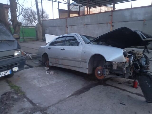 Сірий Мерседес Е-Клас, об'ємом двигуна 3 л та пробігом 400 тис. км за 900 $, фото 1 на Automoto.ua