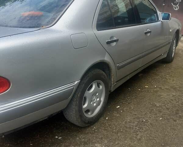 Сірий Мерседес Е-Клас, об'ємом двигуна 2.16 л та пробігом 440 тис. км за 3600 $, фото 1 на Automoto.ua