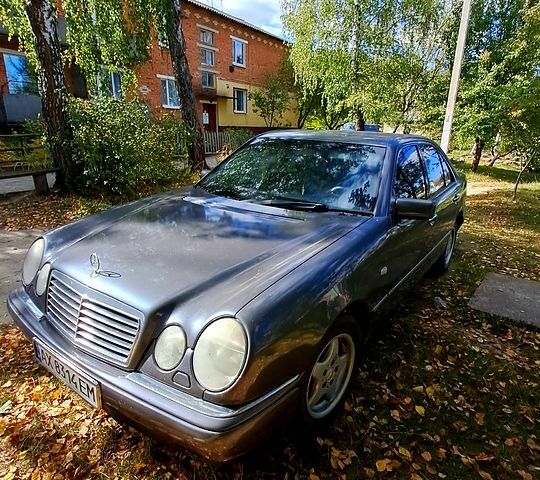 Сірий Мерседес Е-Клас, об'ємом двигуна 2 л та пробігом 290 тис. км за 2400 $, фото 1 на Automoto.ua