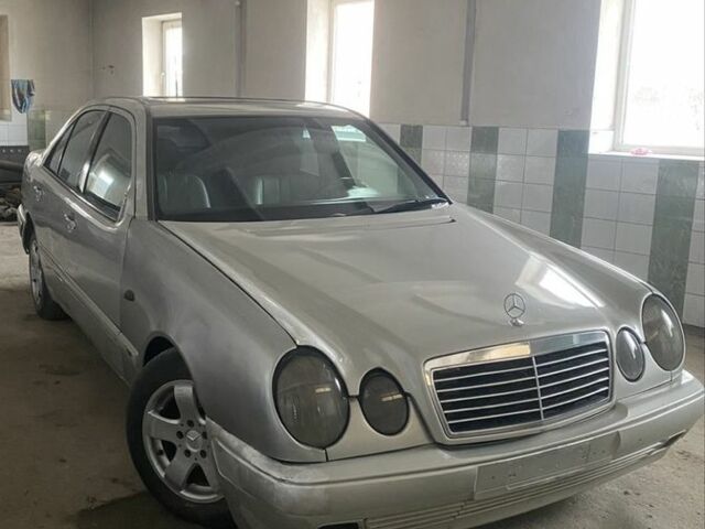 Серый Мерседес Е-Класс, объемом двигателя 2.2 л и пробегом 250 тыс. км за 1199 $, фото 1 на Automoto.ua